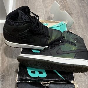 Nike Men’s High-Top Sneakers Black with Iridescent Green Panels